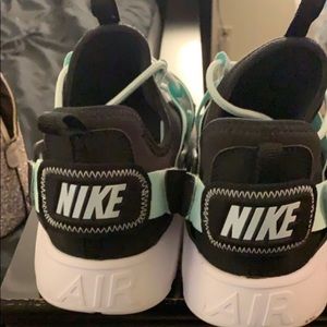 WOMANS NIKE BLACK BLUE 10 Fits Like A 9 or 8 1/2.